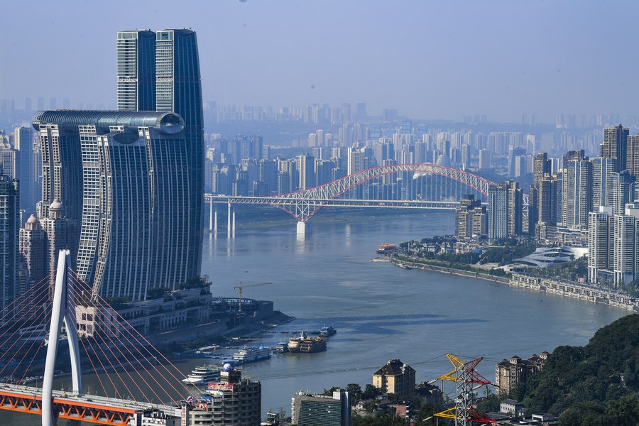 Foto yang diambil pada 30 Oktober 2023 ini menunjukkan pemandangan Bandar Raya Chongqing di barat daya China. Terletak di hulu Sungai Yangtze, Chongqing terus-menerus memperkukuh kebolehannya dalam menjadi penghalang ekologi yang ketara. (Xinhua/Wang Quanchao)