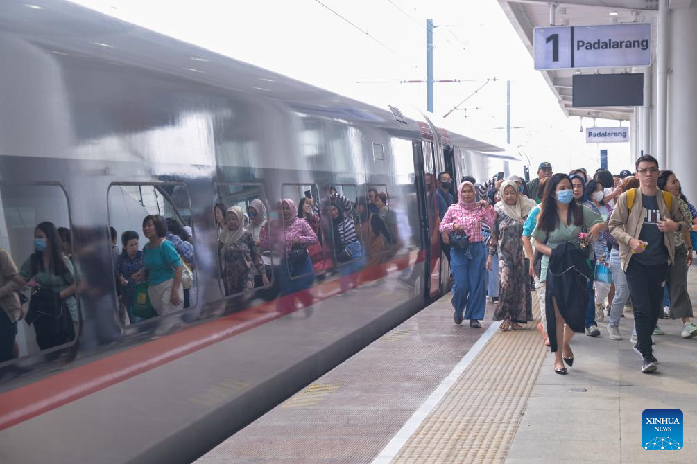 Penumpang turun dari HSR Jakarta-Bandung di Stesen Padalarang di Jawa Barat, 5 November 2023. (Xinhua/Xu Qin)