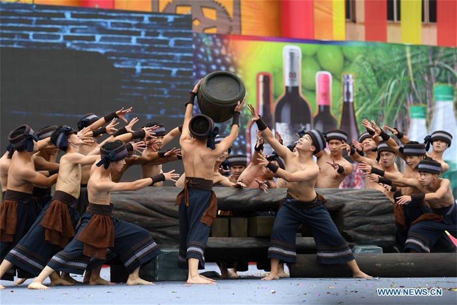 Pelakon mempersembahkan tarian pada pesta Yifan di Luocheng, Wilayah Autonomi Zhuang Guangxi, barat daya China. (foto/Xinhua)