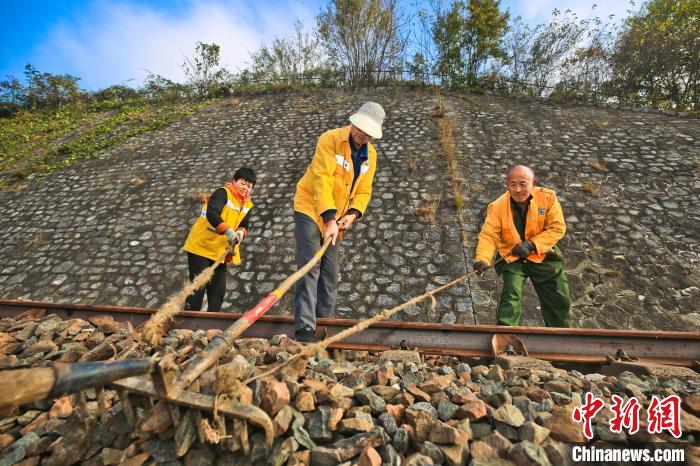 “Minions” Selenggara Landasan di Pergunungan Qinling