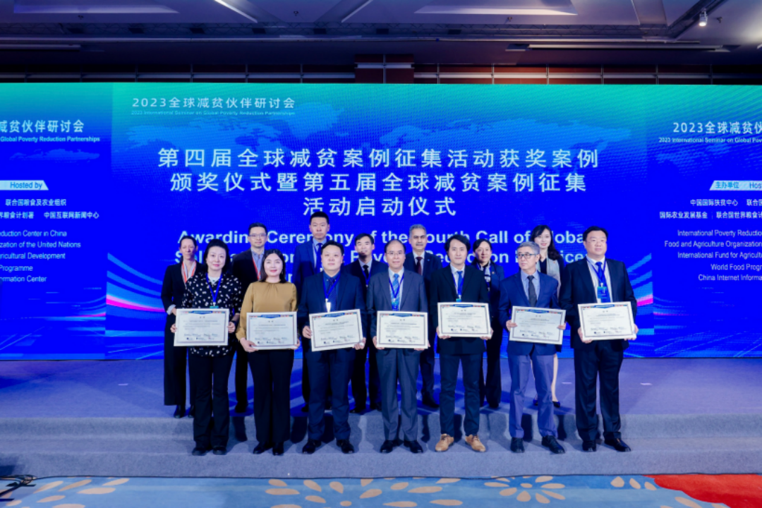 Wakil “Pawagam Guangming” dari Universiti Komunikasi China (CUC) dan wakil pasukan lain menerima anugerah. (foto/CUC)