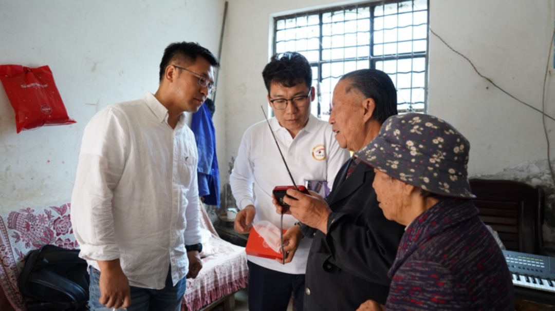“Pawagam Guangming” menghantar filem ke rumah OKU di pekan Puge, kawasan autonomi Liangshan Yi, provinsi Sichuan. (foto/CUC)