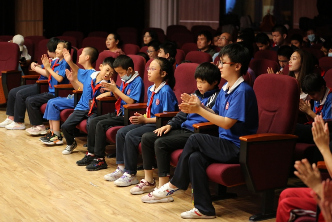 “Pawagam Guangming” menyediakan filem untuk OKU kepada sekolah buta di Beijing. Filem ditayangkan setiap bulan. (foto/CUC)