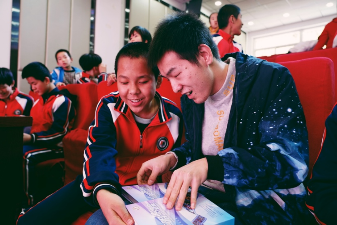 “Pawagam Guangming” mempersembahkan filem untuk OKU kepada pelajar cacat penglihatan di pekan Zhongyang, bandar Luliang, provinsi Shanxi. (foto/CUC)