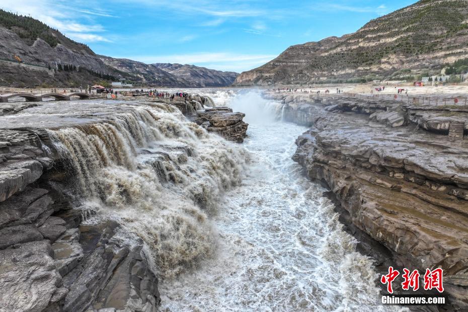 Pemandangan Menakjubkan Air Terjun Hukou pada Awal Musim Sejuk