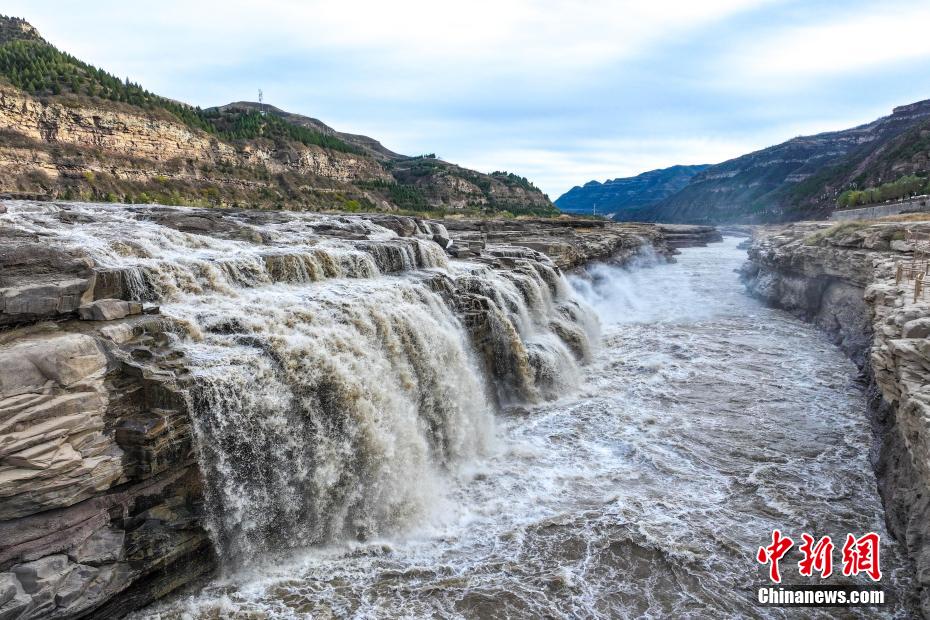 Pemandangan Menakjubkan Air Terjun Hukou pada Awal Musim Sejuk