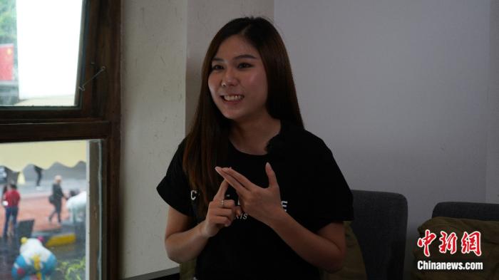 “Gadis pingpong” Malaysia Tang Yi Lynn menerima temu bual eksklusif bersama wartawan China News Network. (China News Network/Cheng Dengke)