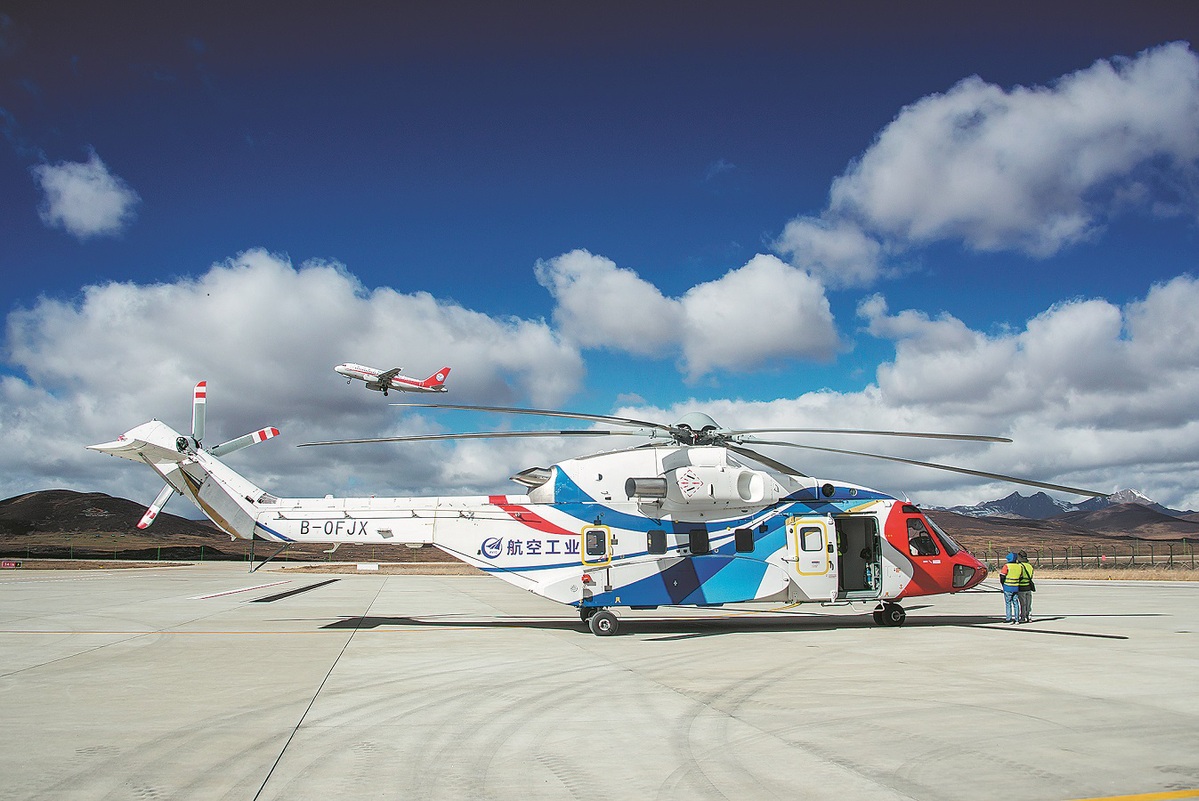 Helikopter angkat berat AC313A bersedia untuk menjalani pusingan pertama penerbangan ujian dalam persekitaran dataran tinggi. (foto/China Daily)