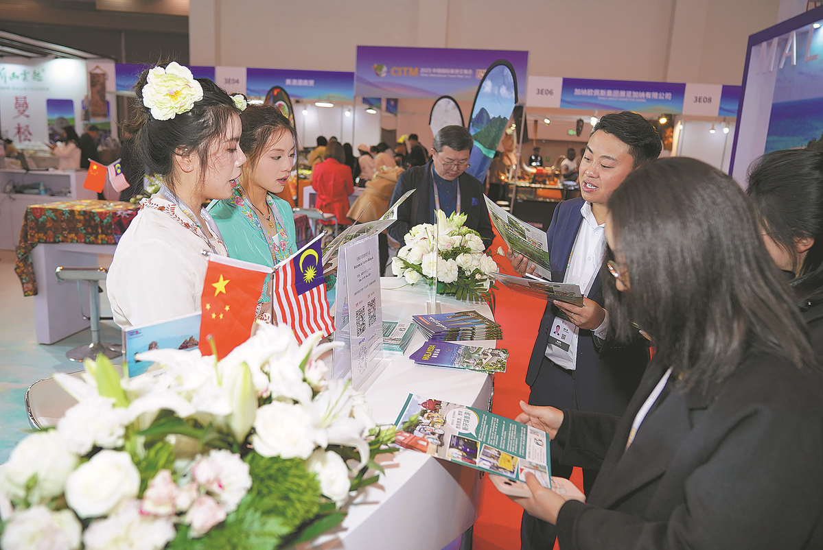 Pengunjung berinteraksi dengan pempamer di reruai Malaysia di China International Travel Mart 2023 di Kunming, provinsi Yunnan, pada Jumaat. (foto/China News Service)