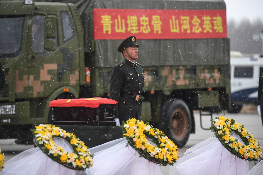 Anggota tentera berdiri di sisi keranda yang mengandungi jasad martyr Tentera Sukarela Rakyat China, di Lapangan Terbang Antarabangsa Taoxian Shenyang, pada 23 November 2023.