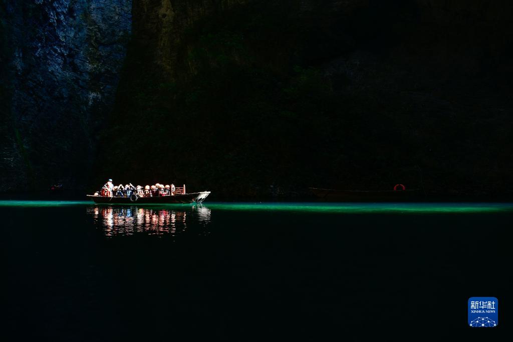 Panorama Ngarai Pingshan, Hubei, Gamit Pelancong