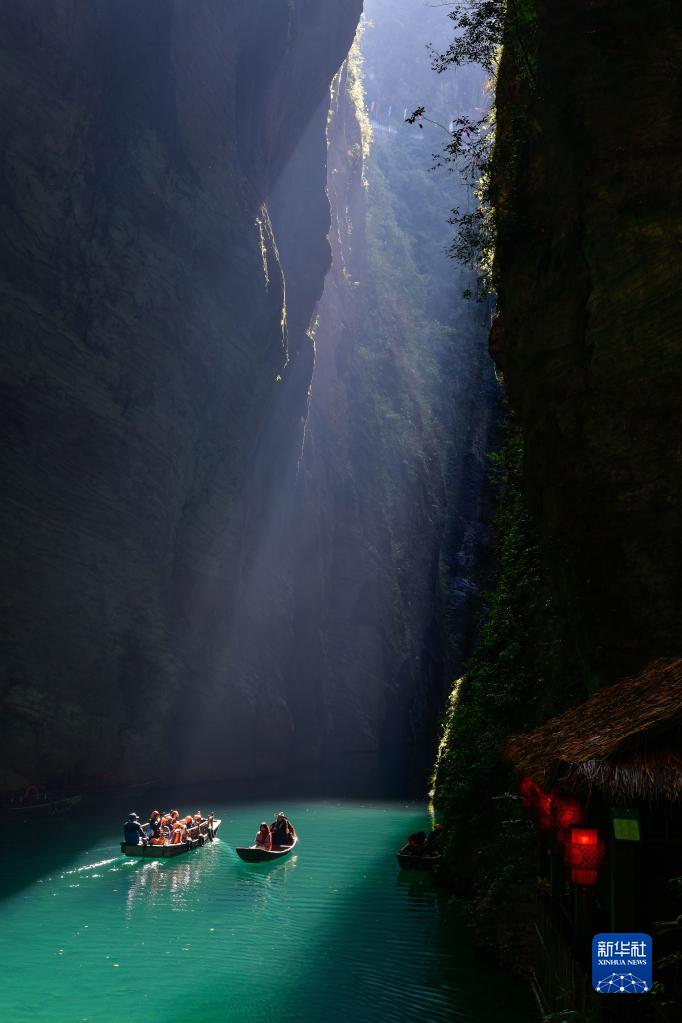 Panorama Ngarai Pingshan, Hubei, Gamit Pelancong