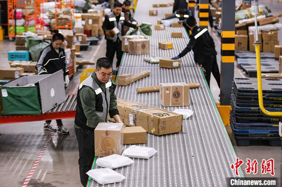 Foto memperlihatkan pekerja mengisih bungkusan di stesen di pusat SF Express di provinsi Guizhou, barat daya China pada 12 November 2023. (foto/China News Service)