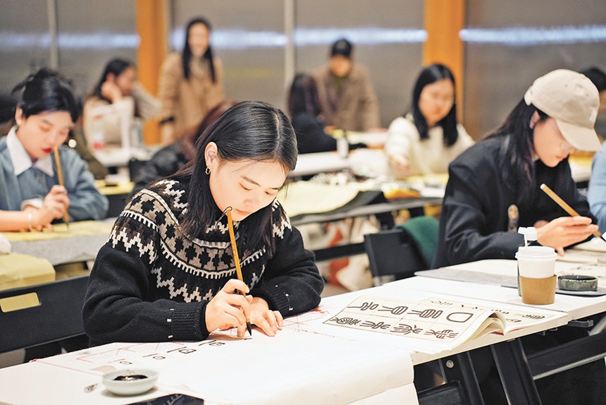 Orang muda dalam kelas petang. (foto/People's Daily Online)