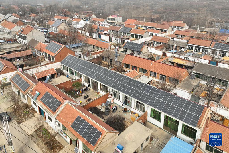 Peralatan penjanaan kuasa fotovolta atas bumbung di pekan Yutian, provinsi Hebei. (Xinhua/Mou Yu)