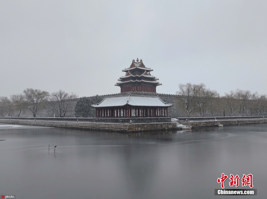Salji putih menyelimuti Kota Larangan di Beijing pagi 11 Disember.