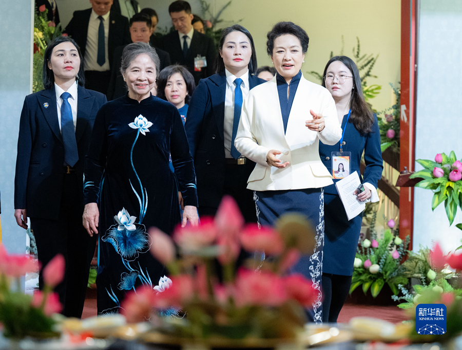 Peng Liyuan Melawat Muzium Wanita Vietnam