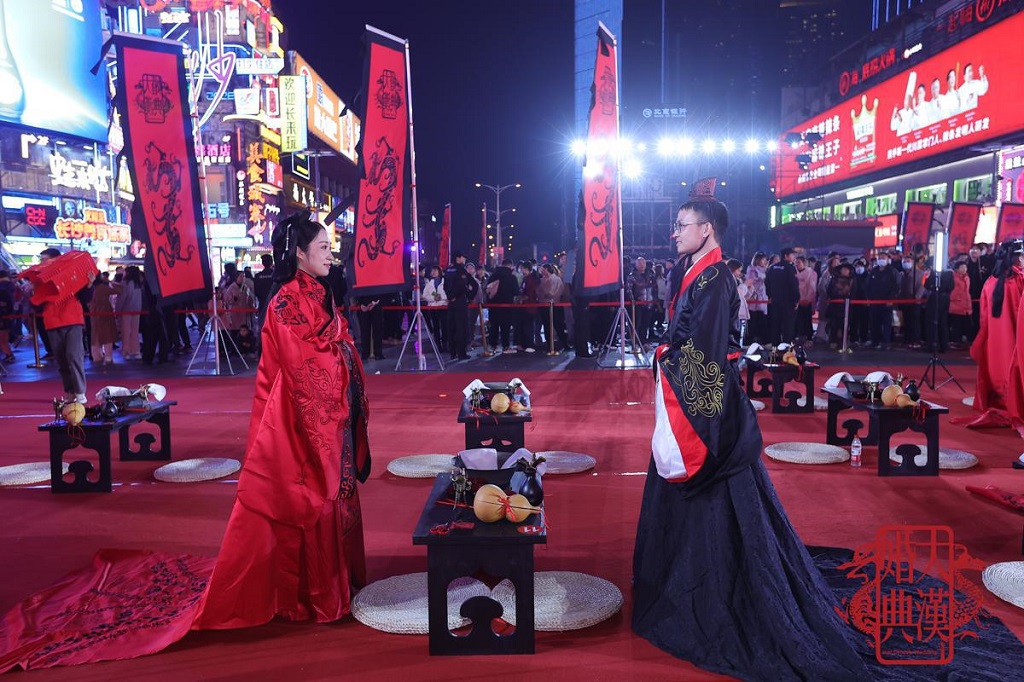 29 pasangan memakai pakaian tradisional Han dalam satu majlis perkahwinan yang diadakan pada malam 3 Disember di Changsha, provinsi Hunan. (Foto oleh chinadaily.com.cn)