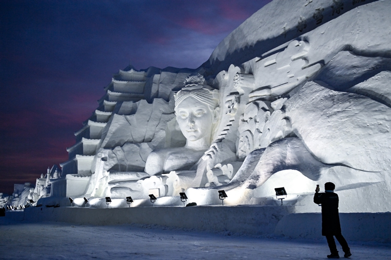 Pelancong mengambil gambar arca salji gergasi di Changchun Ice and Snow New World di Changchun, provinsi Jilin, timur laut China, 12 Disember 2023. (foto/Xinhua)