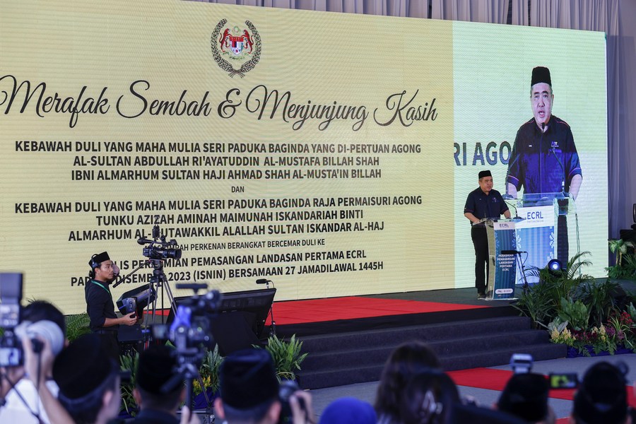 Menteri Pengangkutan Malaysia, Anthony Loke Siew Fook bercakap semasa majlis pelancaran projek Laluan Rel Pantai Timur di Kuantan, Malaysia pada 11 Disember 2023. (Xinhua/Chong Voon Chung)