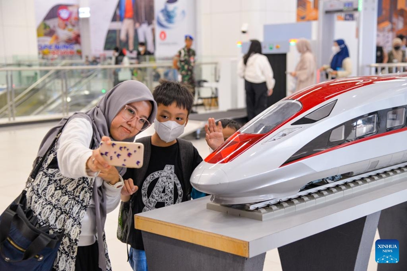 Penumpang berswafoto dengan model kereta api pelbagai unit elektrik (EMU) berkelajuan tinggi kereta api laju Jakarta-Bandung di Stesen Halim di Jakarta, Indonesia, 17 Disember 2023. (Xinhua/Xu Qin)