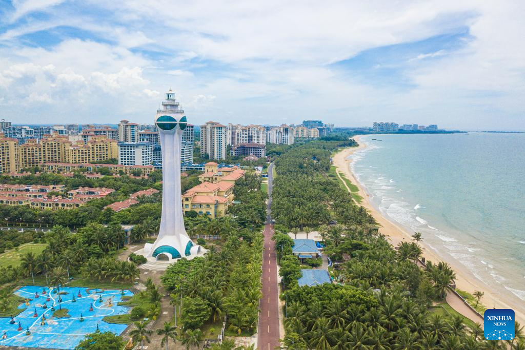 Foto udara yang diambil pada 25 Jun 2023 ini menunjukkan pemandangan di sepanjang lebuh raya persiaran pesisir pantai Hainan di Qionghai, provinsi Hainan di selatan China. (Xinhua/Pu Xiaoxu)