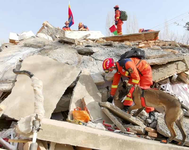 Pasukan penyelamat sedang beroperasi di bandar Dahejia, daerah autonomi Bonan-Dongxiang-Salar Jishishan, provinsi Gansu, barat laut China, 19 Disember 2023. (Xinhua/Zhang Ling)