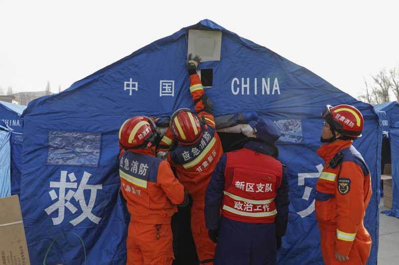 Penyelamat Bertarung Cuaca, Gegaran, Bantu Mangsa Gempa Gansu