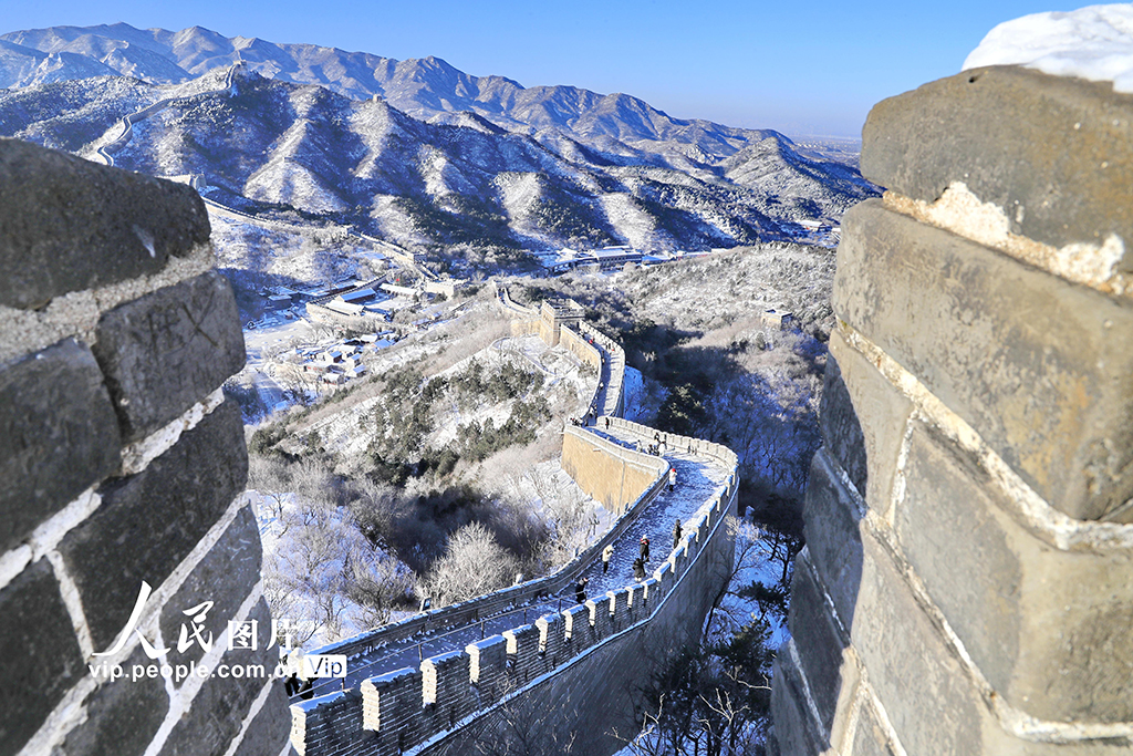 Tembok Besar Badaling yang berselimut salji. (Foto/Liu Xianguo)