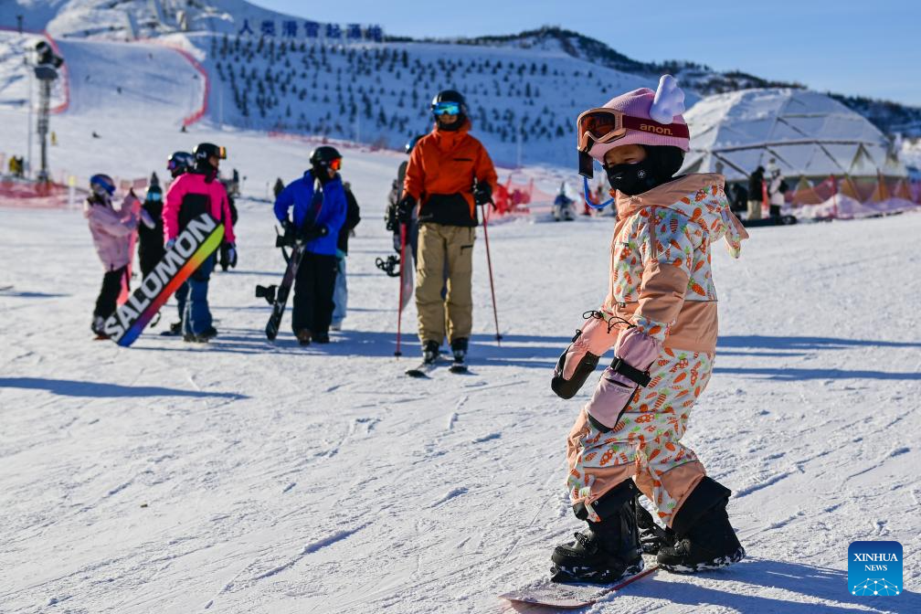 Kanak-kanak bermain ski di pusat peranginan ski Gunung Jiangjun di Altay, Wilayah Autonomi Uygur Xinjiang, barat laut China, 19 Disember 2023. (Xinhua/Ding Lei)