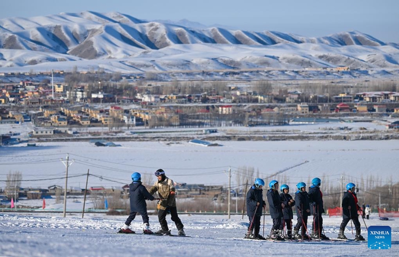 Pelajar sekolah menengah Miaoergou mengikuti kursus ski di resort ski Urumqi, Wilayah Autonomi Uygur Xinjiang, barat laut China, 19 Disember 2023. (Xinhua/Li He)