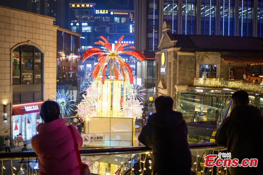 Orang ramai menikmati pertunjukan lampu dan cahaya di Chongqing sempena tahun baharu yang menjelang tiba, 26 Disember 2023. (Foto: China News Network/He Penglei)