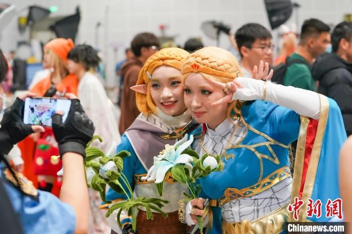 Peminat memakai kostum Zelda, watak The Legend of Zelda pada pameran. (Chinanews.com/Chen Guanyan)
