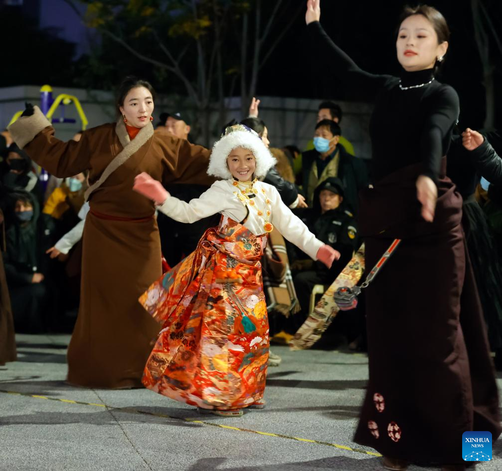 Penduduk Bandar Makin Menjiwai Tarian Tradisional Tibet