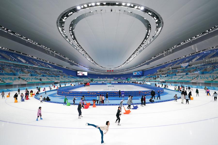 Orang ramai seronok meluncur di National Speed Skating Oval di Beijing, 30 Januari 2023. (Xinhua/Ju Huanzong)