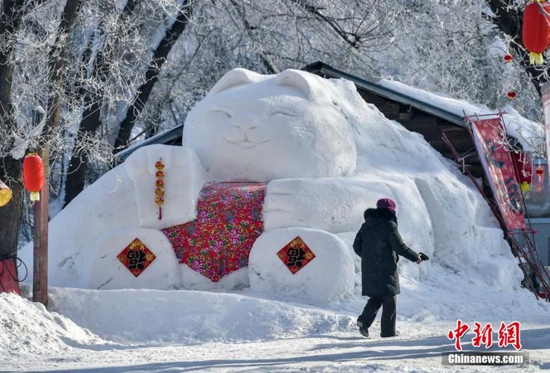 Foto menunjukkan arca salji kartun di kampung cerita dongeng salji. (China News Service/Liu Xin)