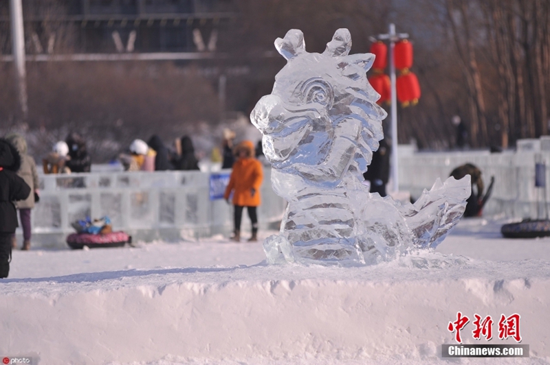 Foto menunjukkan arca ais zodiak naga di Taman Sukan Qunli, bandar Harbin, provinsi Heilongjiang. (foto/IC)