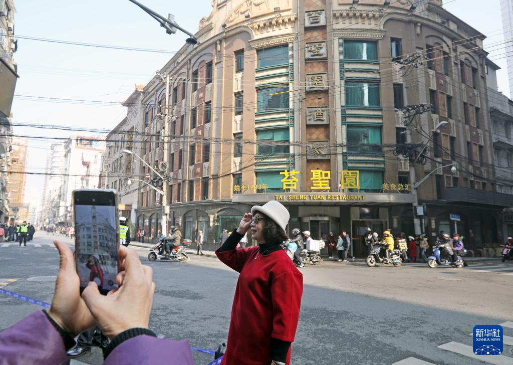 Pelancong Rasai Suasana Drama di Jalanan Shanghai
