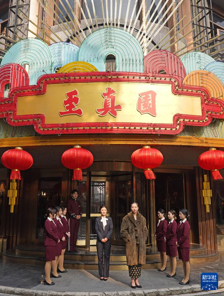 Pelancong Rasai Suasana Drama di Jalanan Shanghai