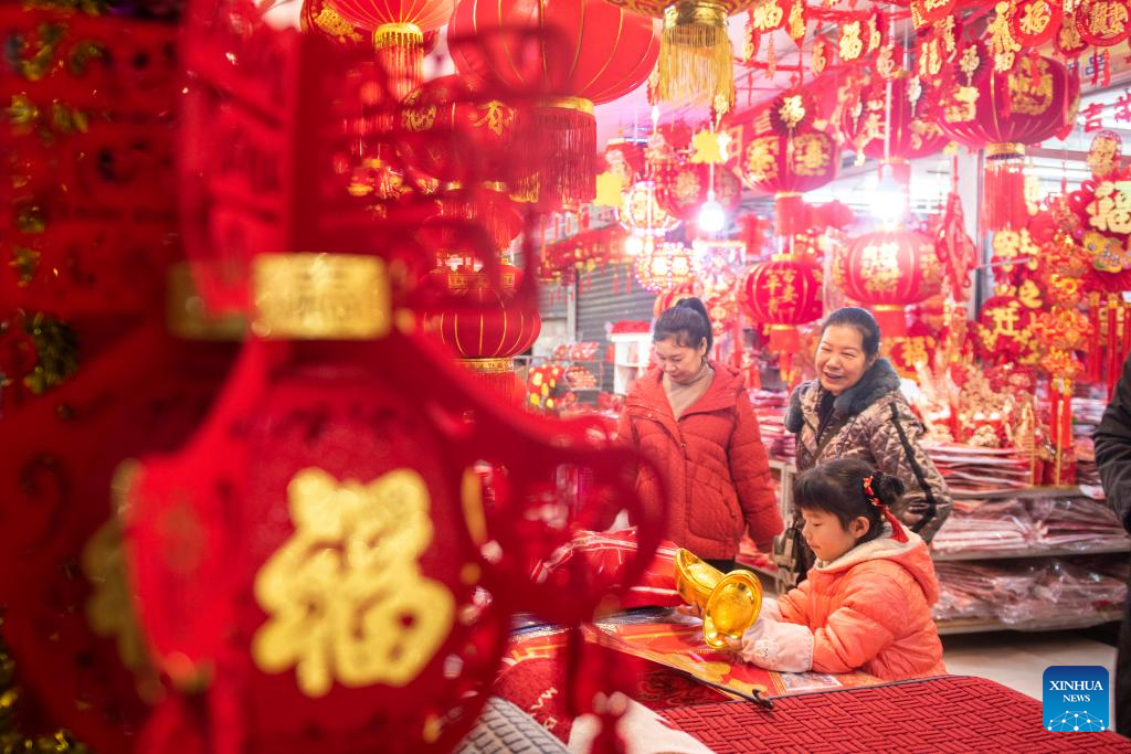 Penduduk memilih hiasan Tahun Baharu Cina di sebuah pasar borong di Loudi, provinsi Hunan, bahagian tengah China, 14 Januari 2024. (Xinhua/Wu Yonghua)