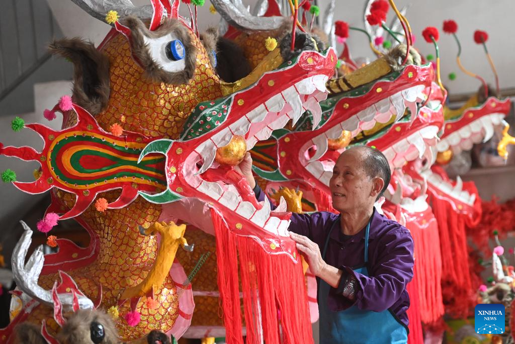Tukang kraf, Zou Yute membuat naga buluh untuk Pesta Naga Mercun di kaunti Binyang, Wilayah Autonomi Zhuang Guangxi, selatan China, 16 Januari 2024. (Xinhua/Lu Boan)