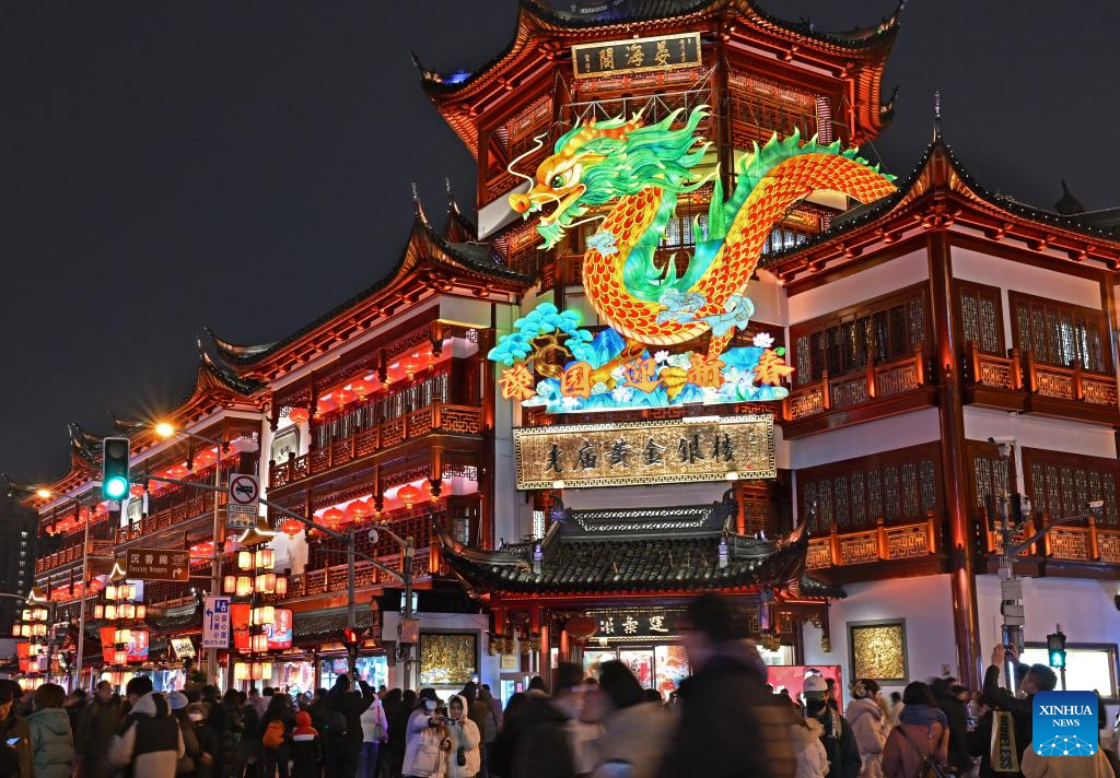 Orang ramai melawat pameran tanglung Taman Yuyuan di Shanghai, timur China, 21 Januari 2024. (Xinhua/Liu Ying)