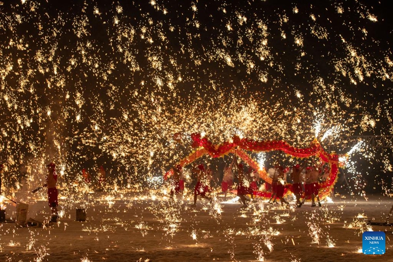 Pelancong Nikmati Pertunjukan Tarian Naga Api di Harbin