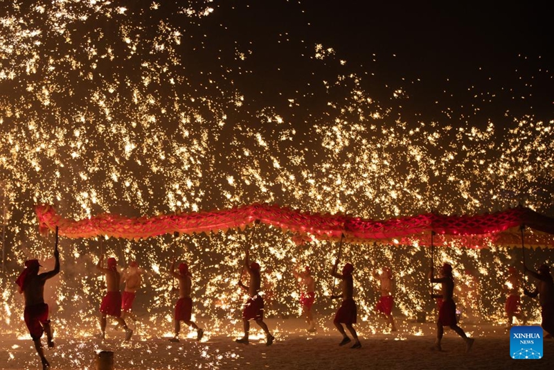 Pelancong Nikmati Pertunjukan Tarian Naga Api di Harbin