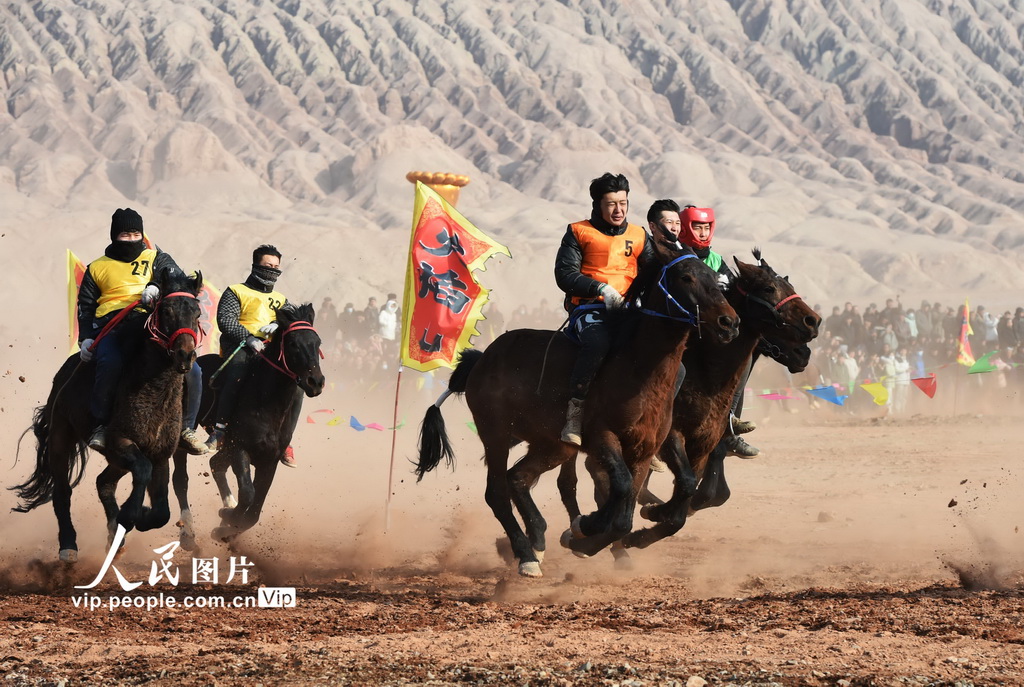 Lumba Kuda di Kaki Gunung Api, Xinjiang