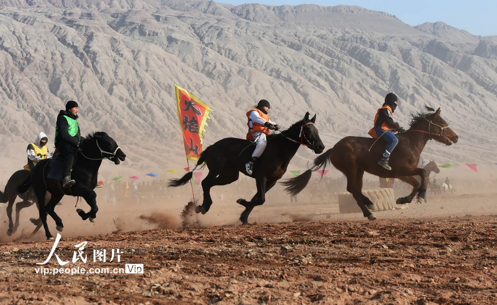 Lumba Kuda di Kaki Gunung Api, Xinjiang