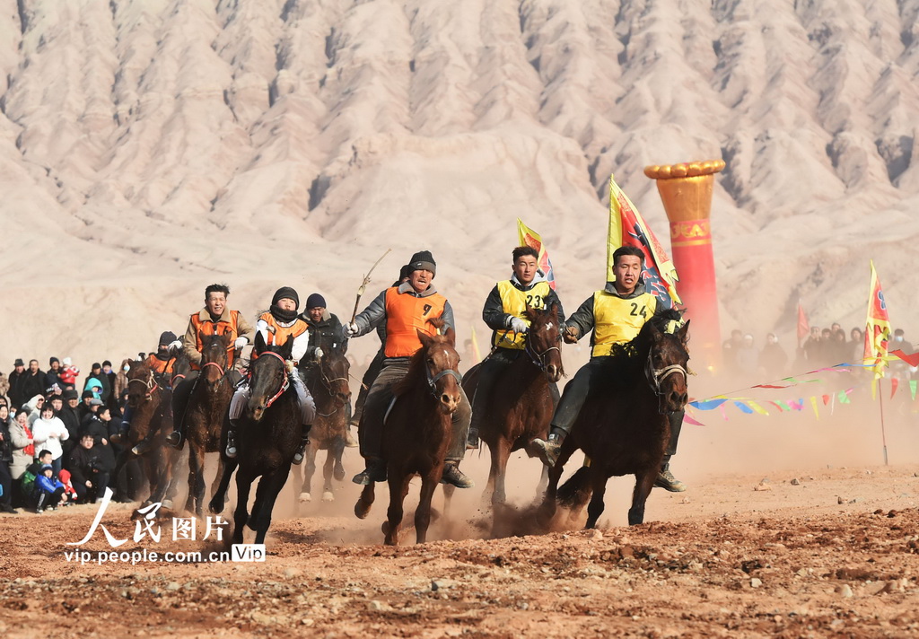 Lumba Kuda di Kaki Gunung Api, Xinjiang