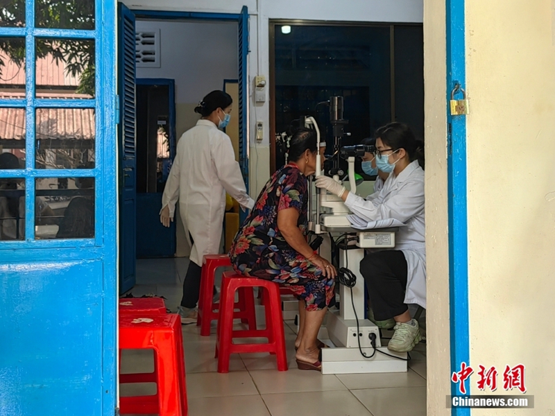 Pasukan Perubatan Guangxi Bawa Cahaya kepada Pesakit Katarak Kemboja