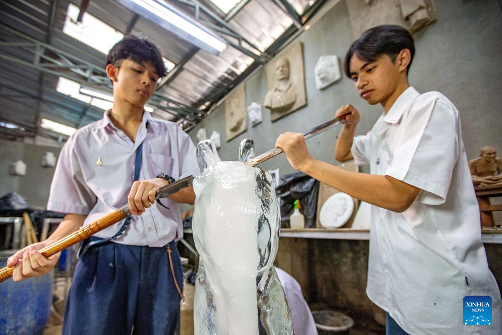 Pelajar Kolej Vokasional Saowabha mengukir arca ais di Bangkok, Thailand, 22 Januari 2024. (Xinhua/Wang Teng)