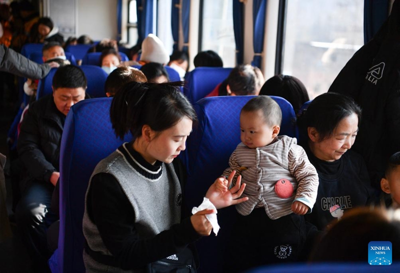 Penumpang dilihat berada di dalam tren di laluan kereta api Baoji-Chengdu pada 28 Januari 2024. (Xinhua/Zhang Bowen)